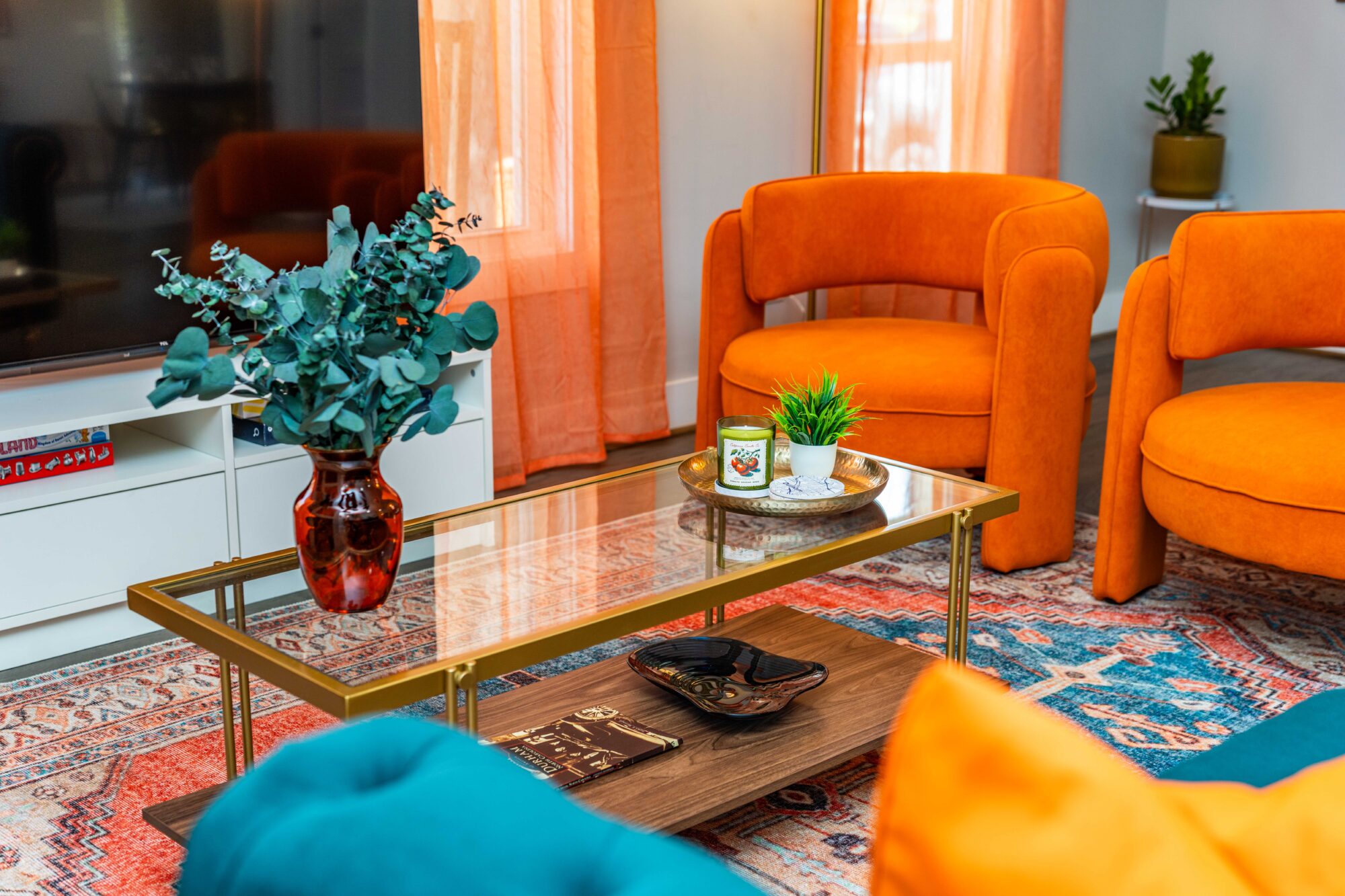 Eclectic modern short-term rental — Eclectic Modern Airbnb with Pop of Colors by Michael Intérieurs